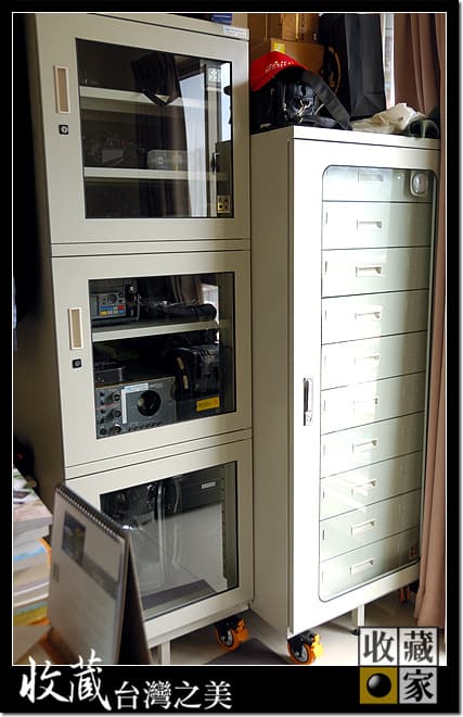 一台 AXH-700 高承載大型防潮櫃系列 還有 一台 GD-1000 抽屜式防潮櫃系列 的機型呢