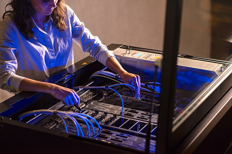 伺服器冷卻方案中，浸沒式冷卻 immersion cooling 需要濕度、污染物吸附等環境控制