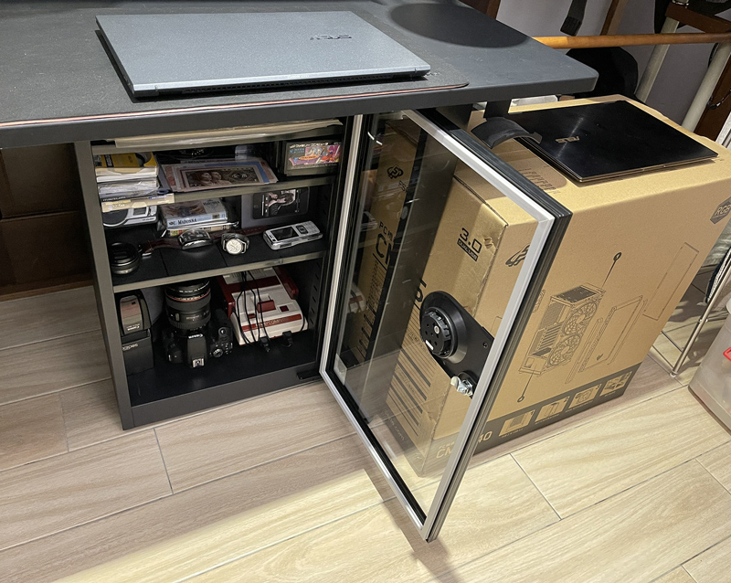 AD-88SP 電子防潮箱正好可以放在工作桌下
