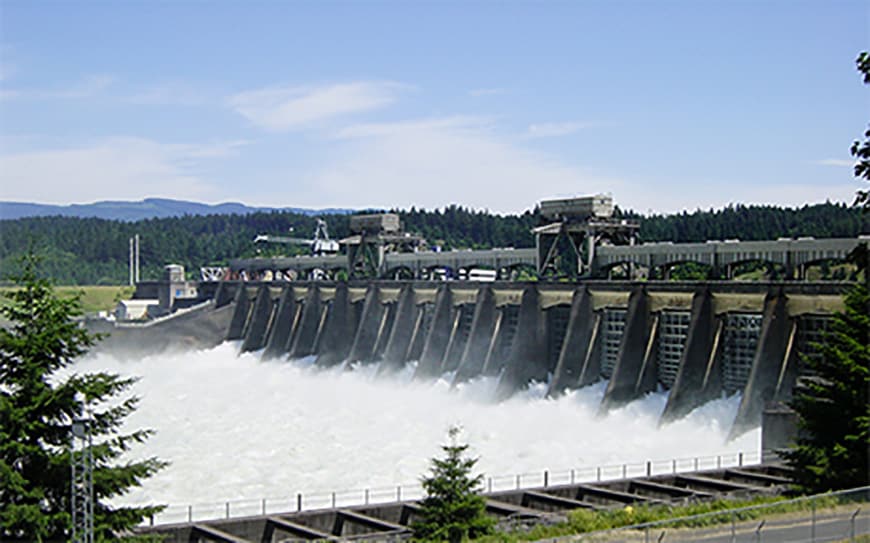 水力發電廠，在發電過程中會接觸到大量的水，也因此發電廠的機件及控制系統很容易在冷凝過程中受到水氣的傷害。水的凝結容易發生在低溫的引入管及引出管，而引起銹蝕及噴漆表面的毀損。控制濕度可以克服這些問題，並提供員工一個更健康的工作環境。