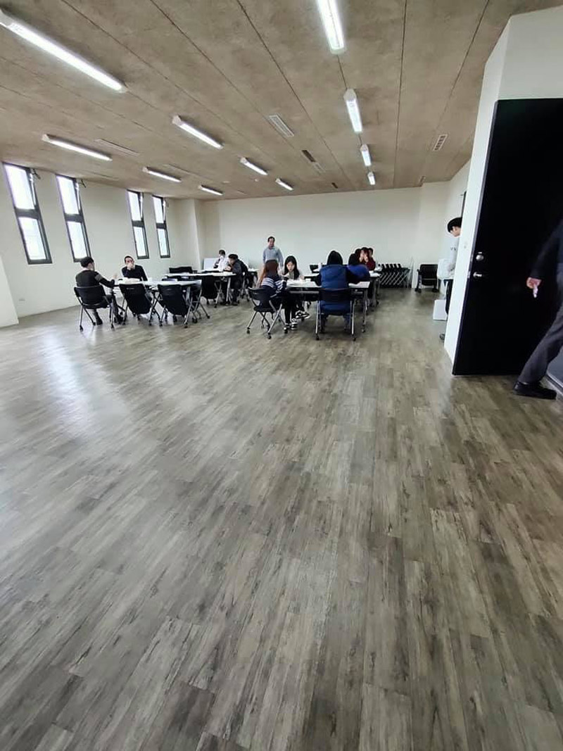 工廠附設整潔明亮又寬敞的員工餐廳