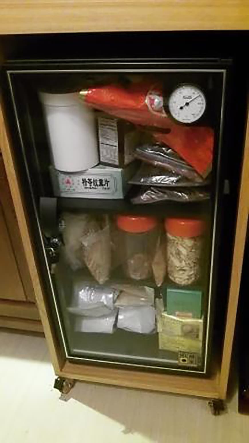 收藏家客戶 李爺爺的電子防潮箱保存藥品