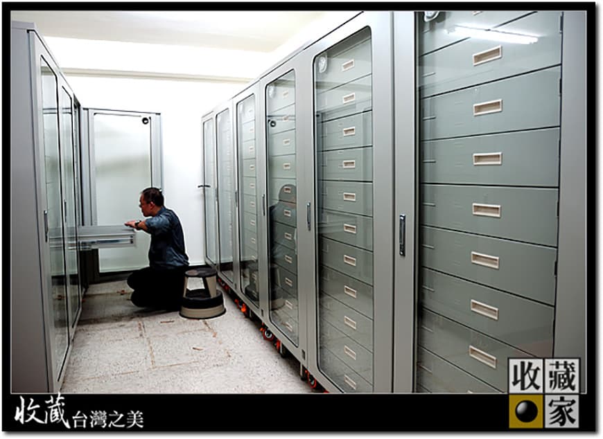 而對於紙本、書籍資料、期刊、報紙這一類資料，『微縮片 Microfiche/Microfilm』的拍攝後保存，就是一種省下空間、方便保存、整體成本最適當的折衷方案。