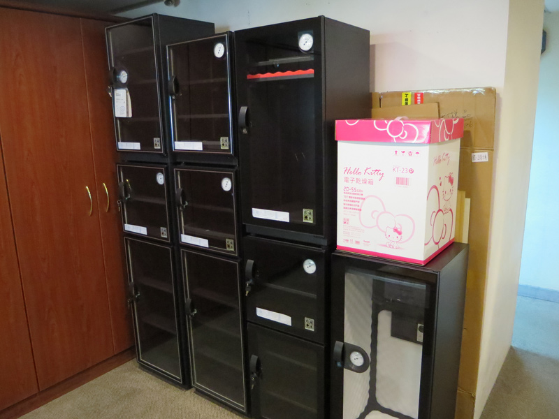 從透明大門可以望見一些展示廳的商品
