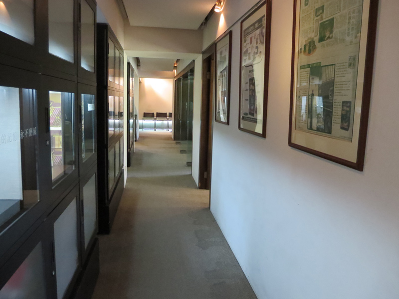 除了展示櫃之外，牆上裱框展示著收藏家歷年精彩報導與廣告