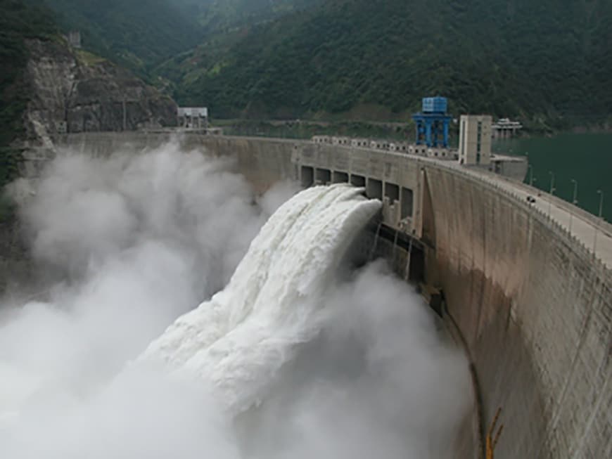 水力發電廠在發電過程中,會接觸到大量的水,也因此發電廠的機件及控制系統很容易在冷凝過程中受到水氣的傷害。水的凝結容易發生在低溫的引入管及引出管,而引起鏽蝕及噴漆表面的毀損。控制濕度可以克服這些問題,並提供員工一個更健康的工作環境。