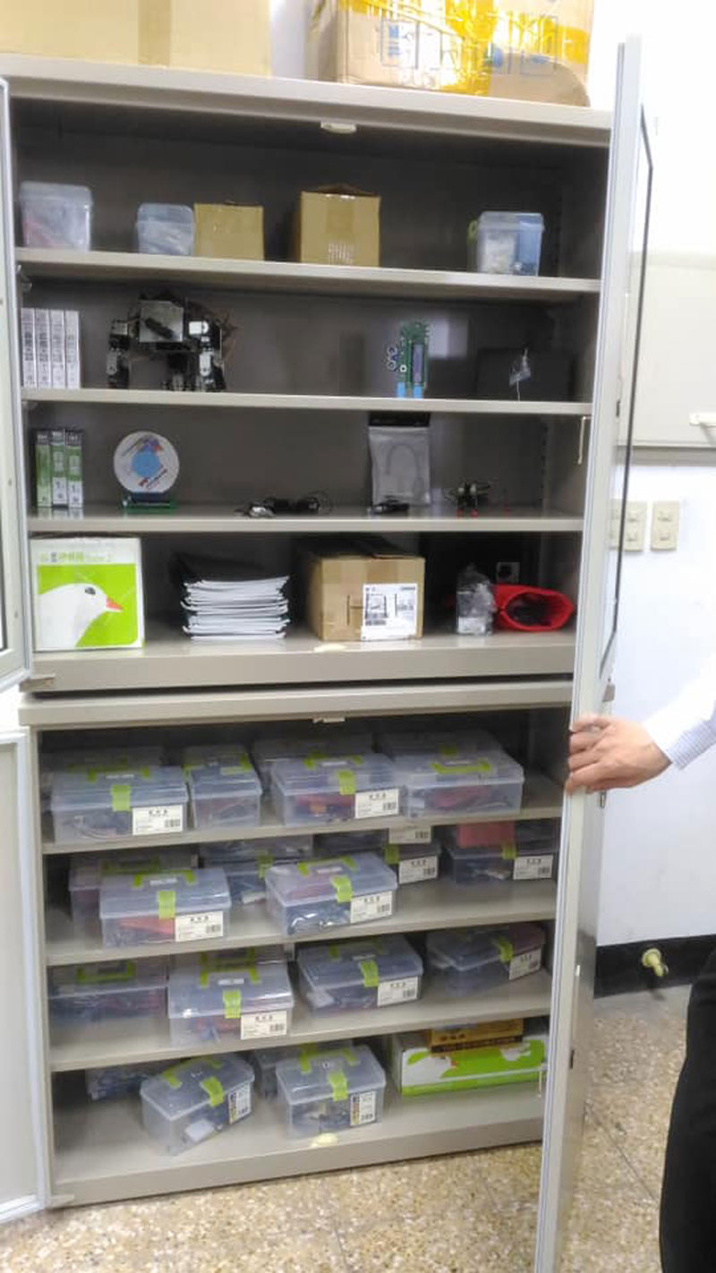 上層儲藏兼展示電子裝置藝術，下存歸類收納後防潮保存