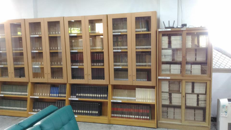 映入眼簾的古籍展示櫃