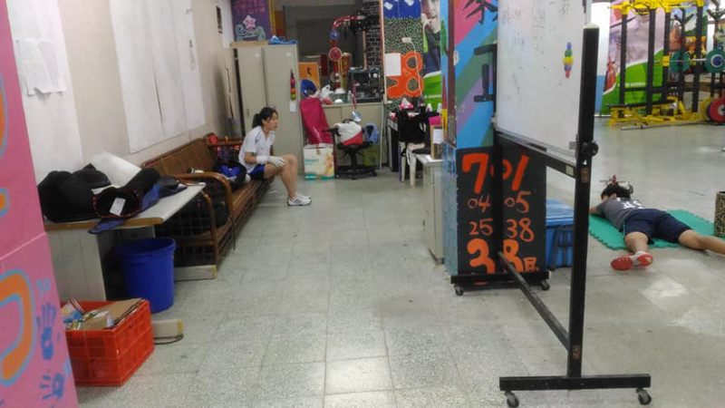 擊劍甜心－程昕（左）與助理教練正在訓練場地休息與伸展