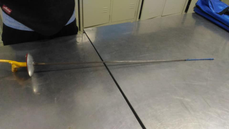 生鏽的劍具，表面因潮濕呈現黯淡面貌與棕色鏽蝕